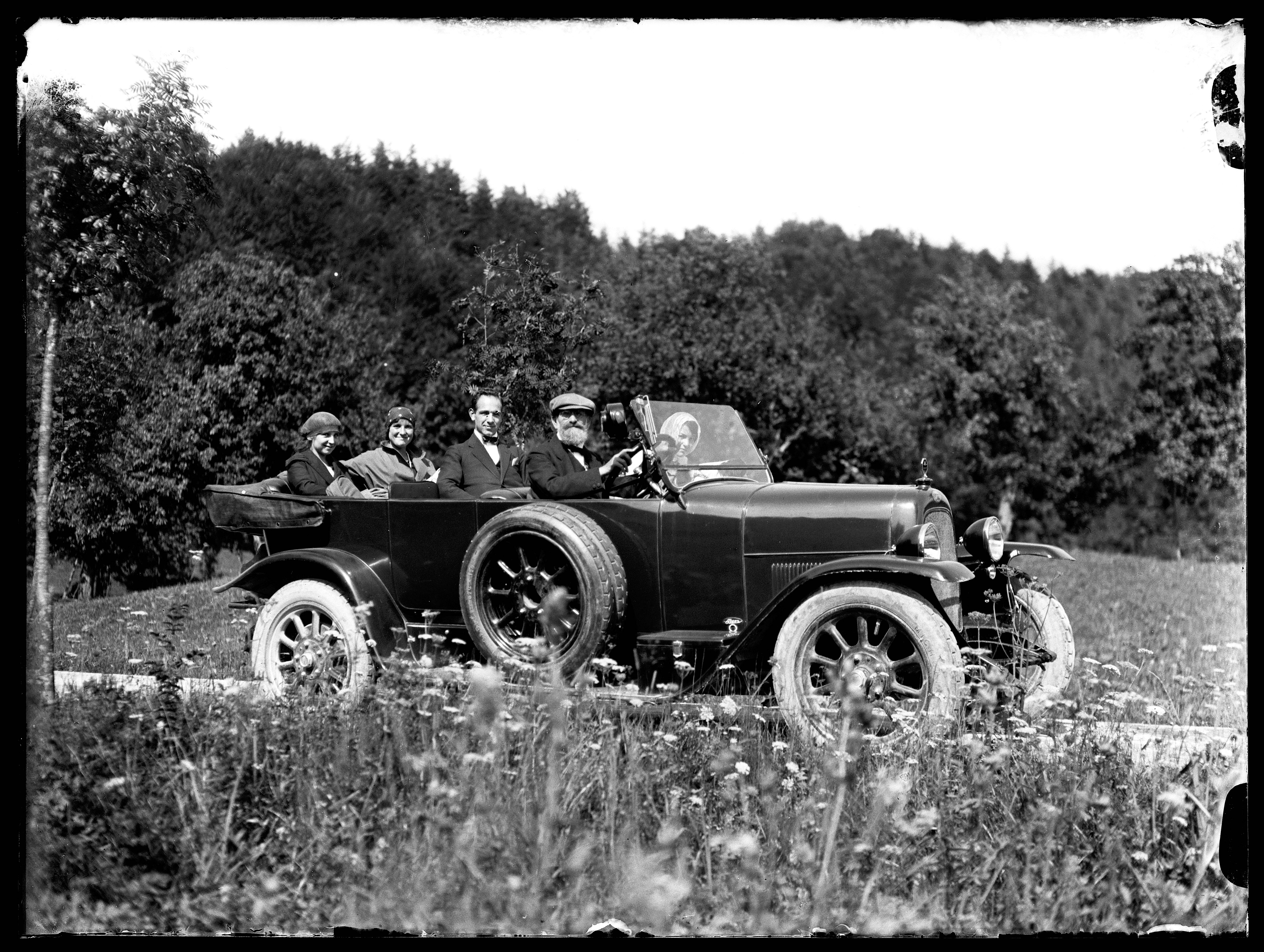 Willy Bircher, Max Bircher-Benner am Steuer seines Automobils beim Familienausflug, o. D. ca. 1930